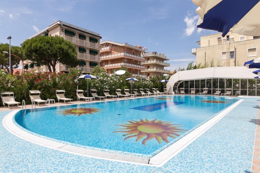 Universal Hotel Cervia Esterno foto