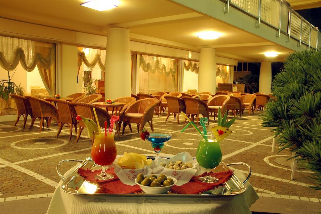 Universal Hotel Cervia Esterno foto