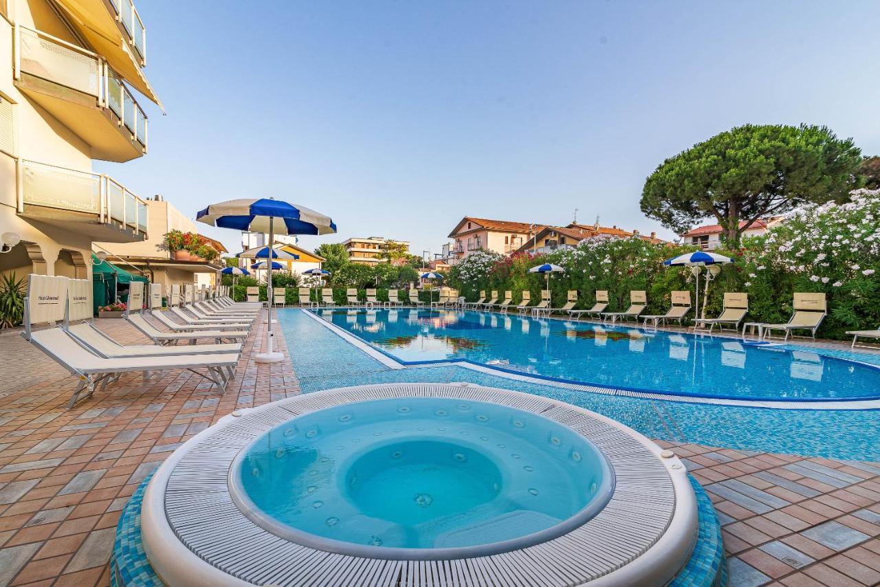 Universal Hotel Cervia Esterno foto