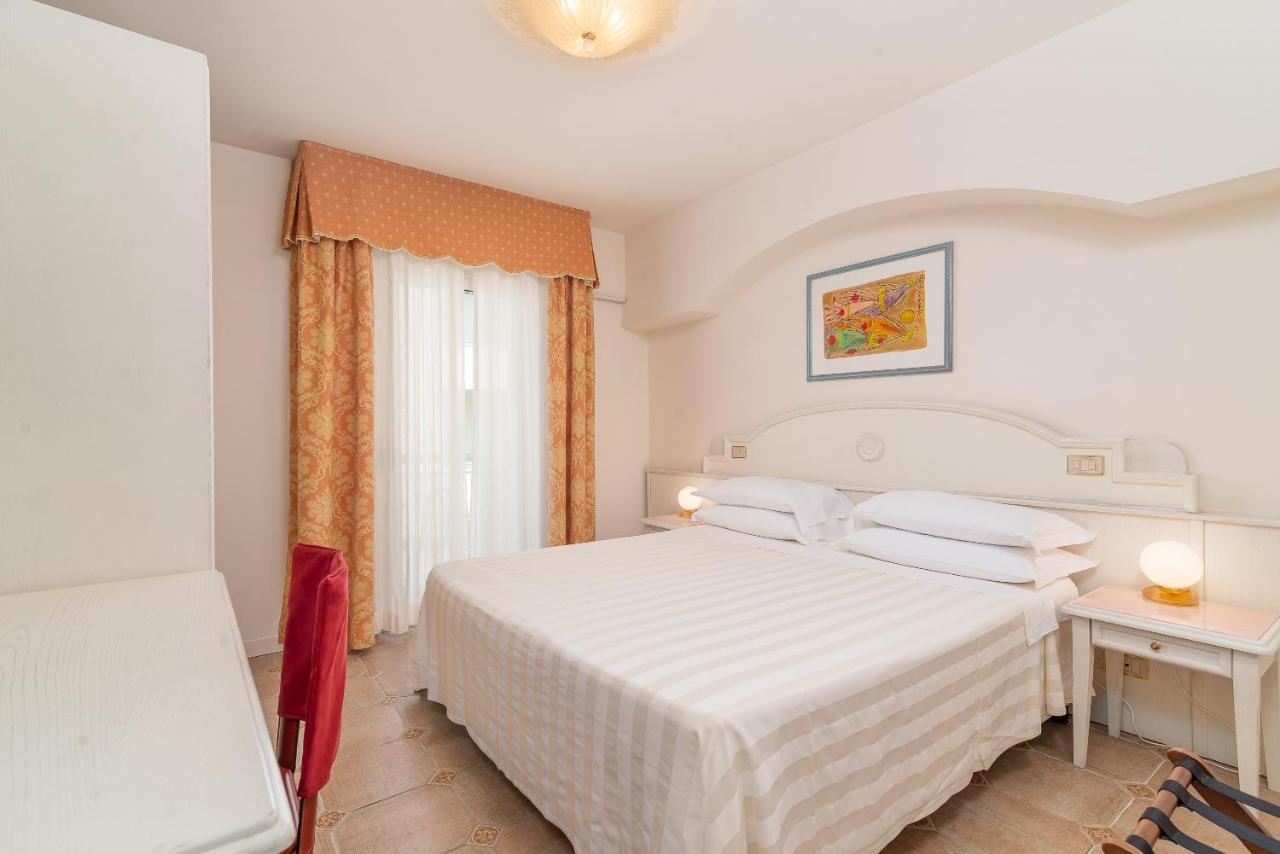 Universal Hotel Cervia Esterno foto
