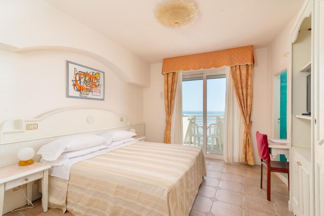 Universal Hotel Cervia Esterno foto