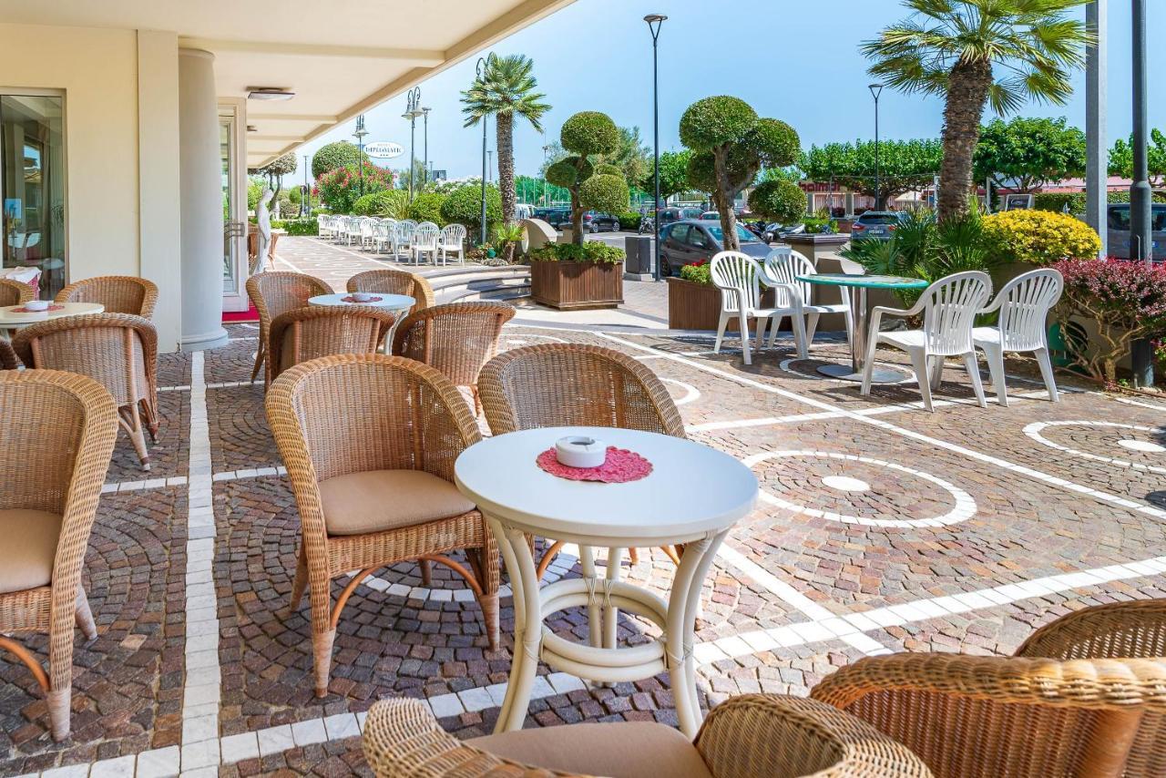 Universal Hotel Cervia Esterno foto