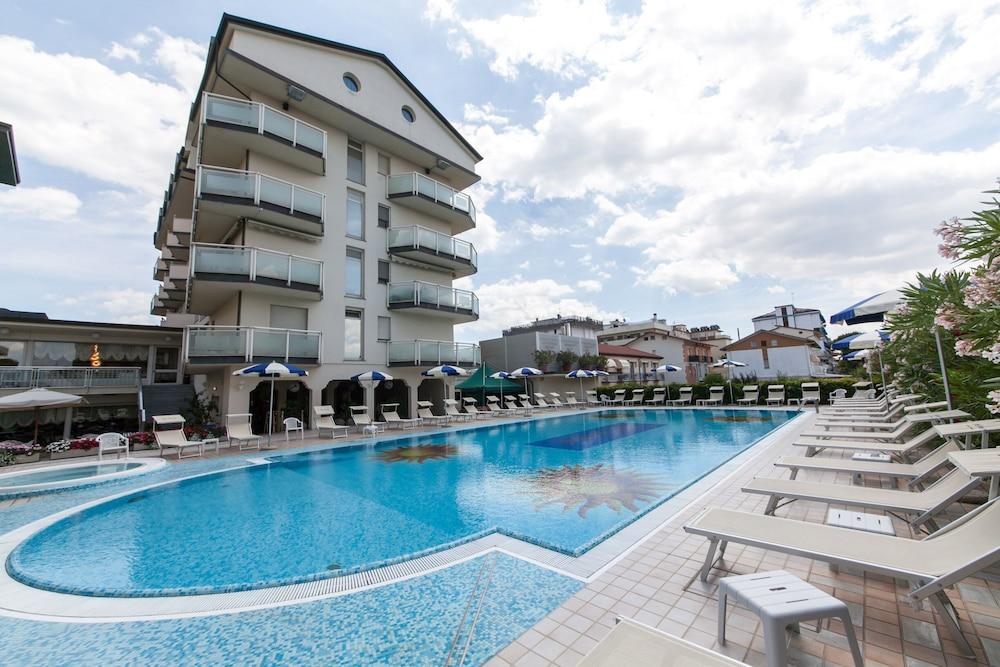 Universal Hotel Cervia Esterno foto