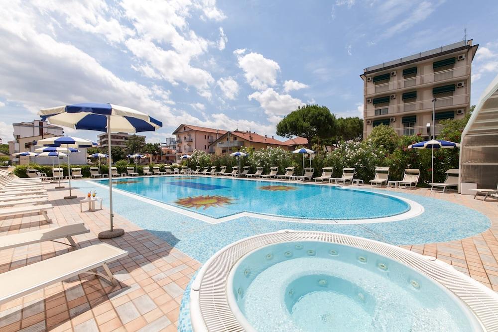Universal Hotel Cervia Esterno foto