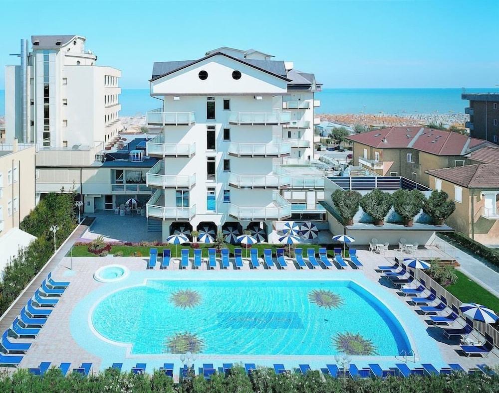 Universal Hotel Cervia Esterno foto
