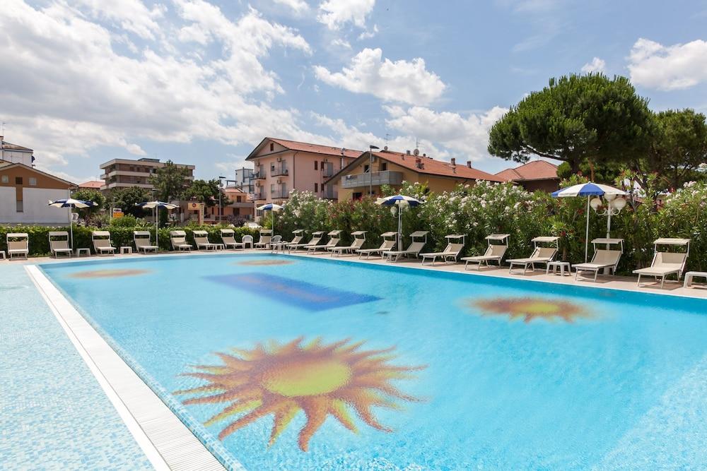Universal Hotel Cervia Esterno foto