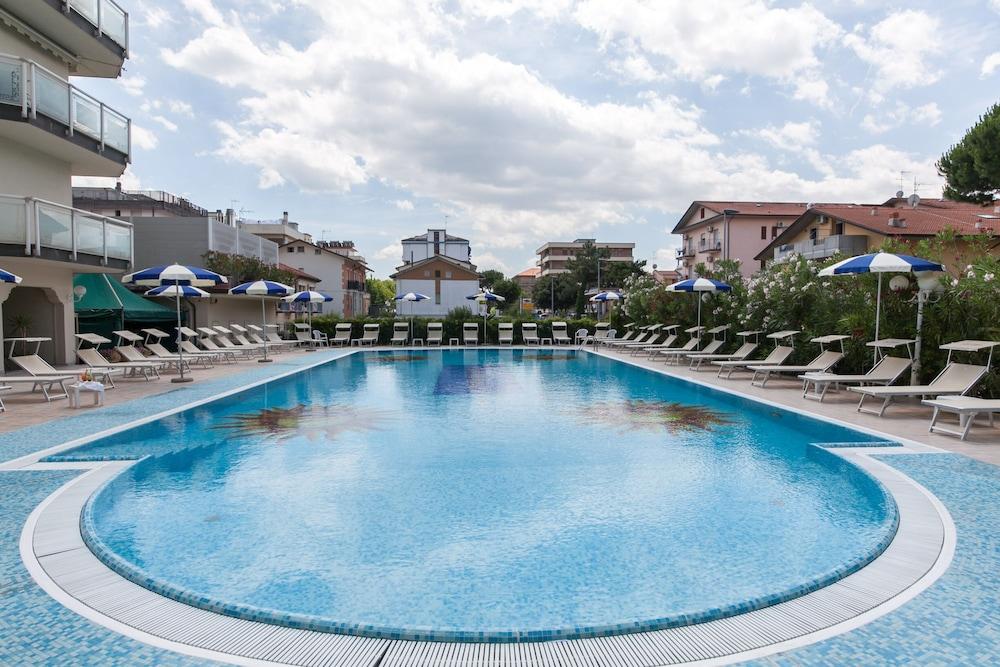 Universal Hotel Cervia Esterno foto