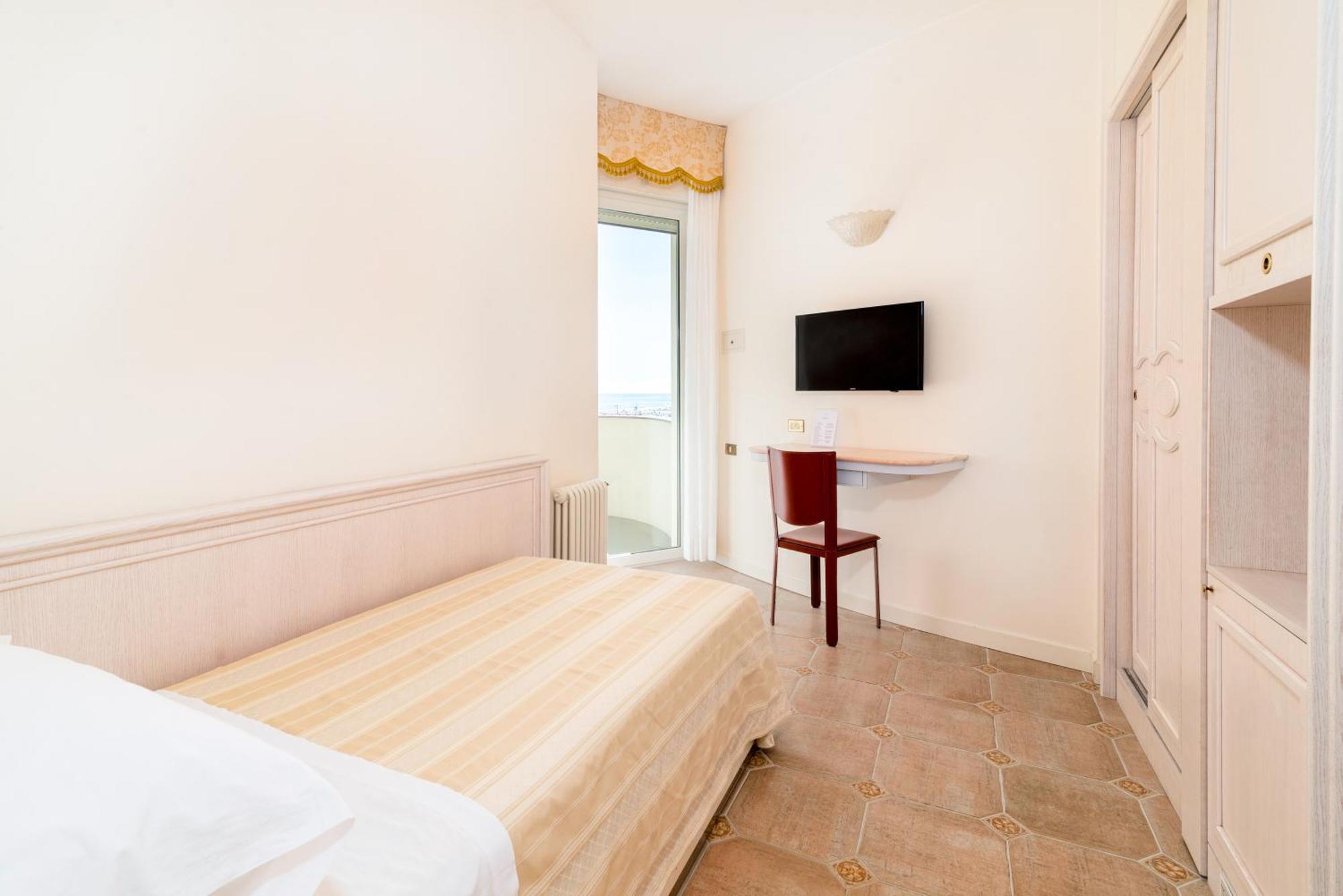 Universal Hotel Cervia Esterno foto
